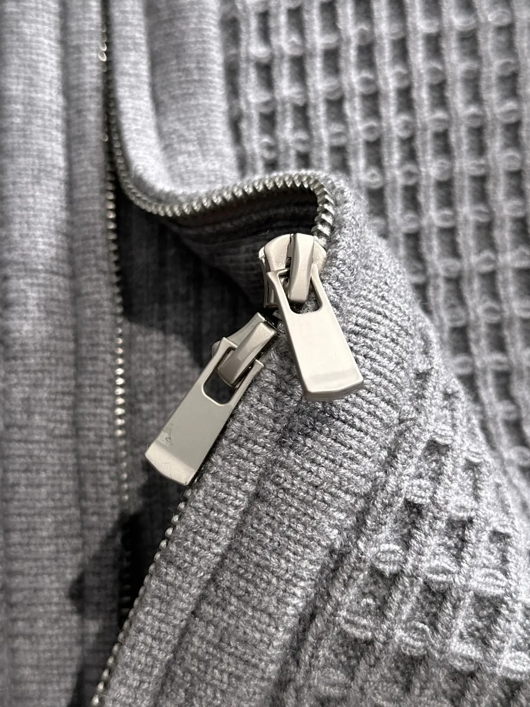 Next day shipping P460 Big Goose 2025 official website latest winter sweater, popular items are on sale at the counter simultaneously! Specially made of wool blended fabric. It feels comfortable and can be directly in contact with the skin. The logo badge is exquisitely embroidered, which is extremely eye-catching! The details highlight the fashionable charm of big brands. Exquisite workmanship. Three-dimensional cutting style. The wearing effect is invincible and handsome! All three standards are complete! Size: M-3XL